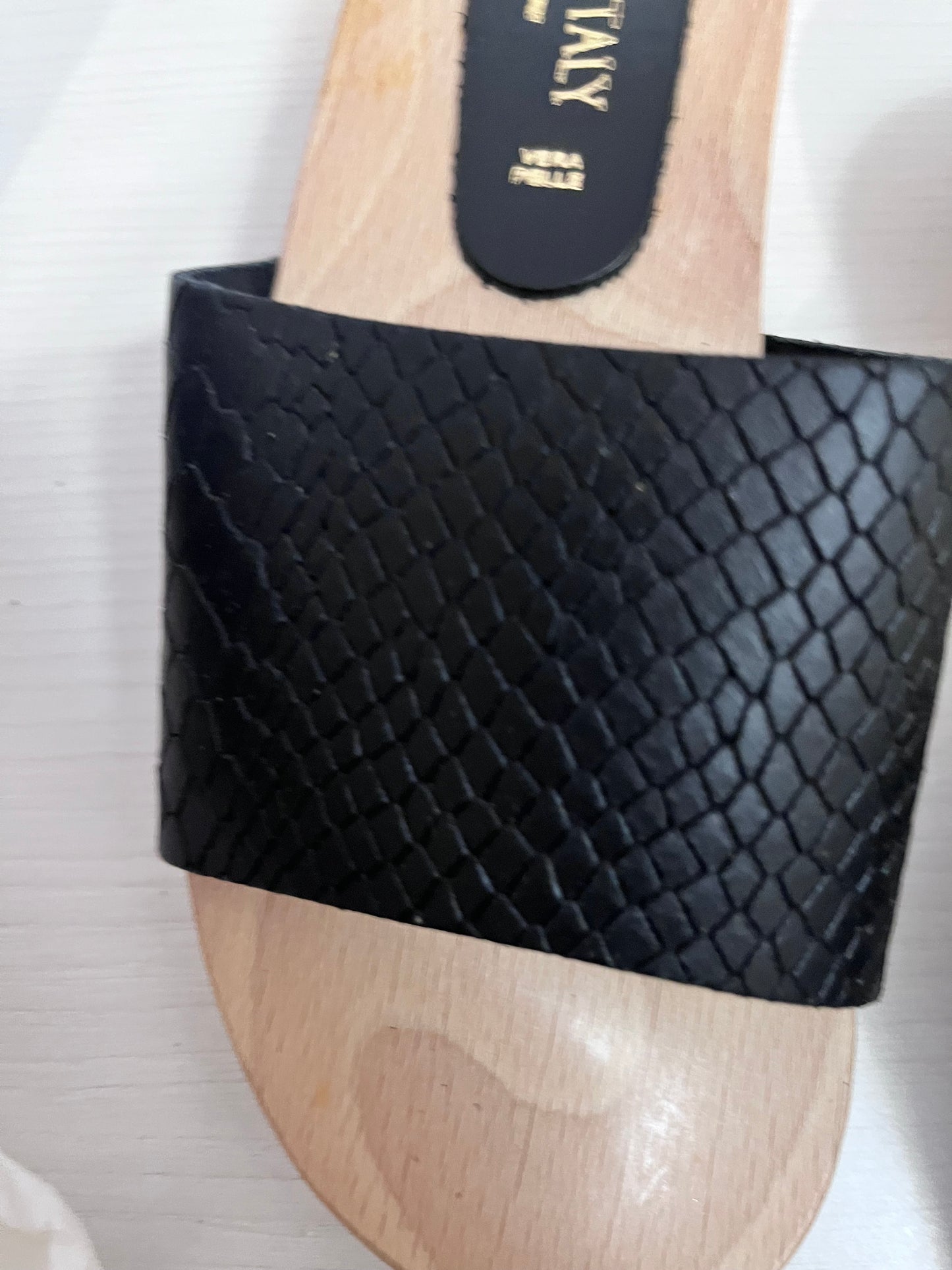 Zoccoli in legno colore nero stampa pitone