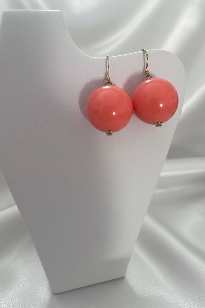Orecchini pendenti a sfera color corallo