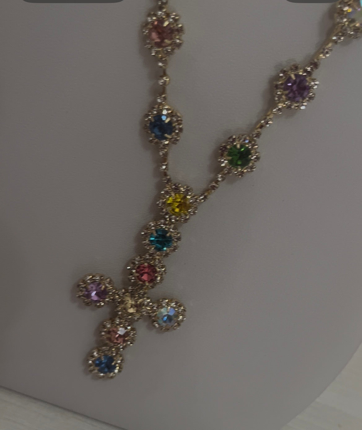 Collana con croce e cristalli multicolore