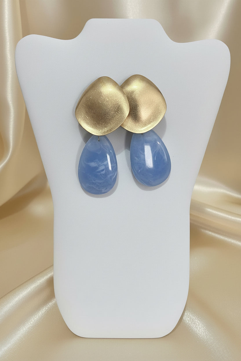 Orecchini pendenti con placca oro satinata e goccia azzurra marmorizzata
