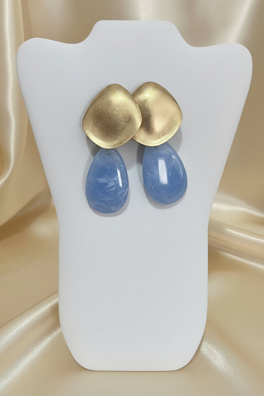 Orecchini pendenti con placca oro satinata e goccia azzurra marmorizzata