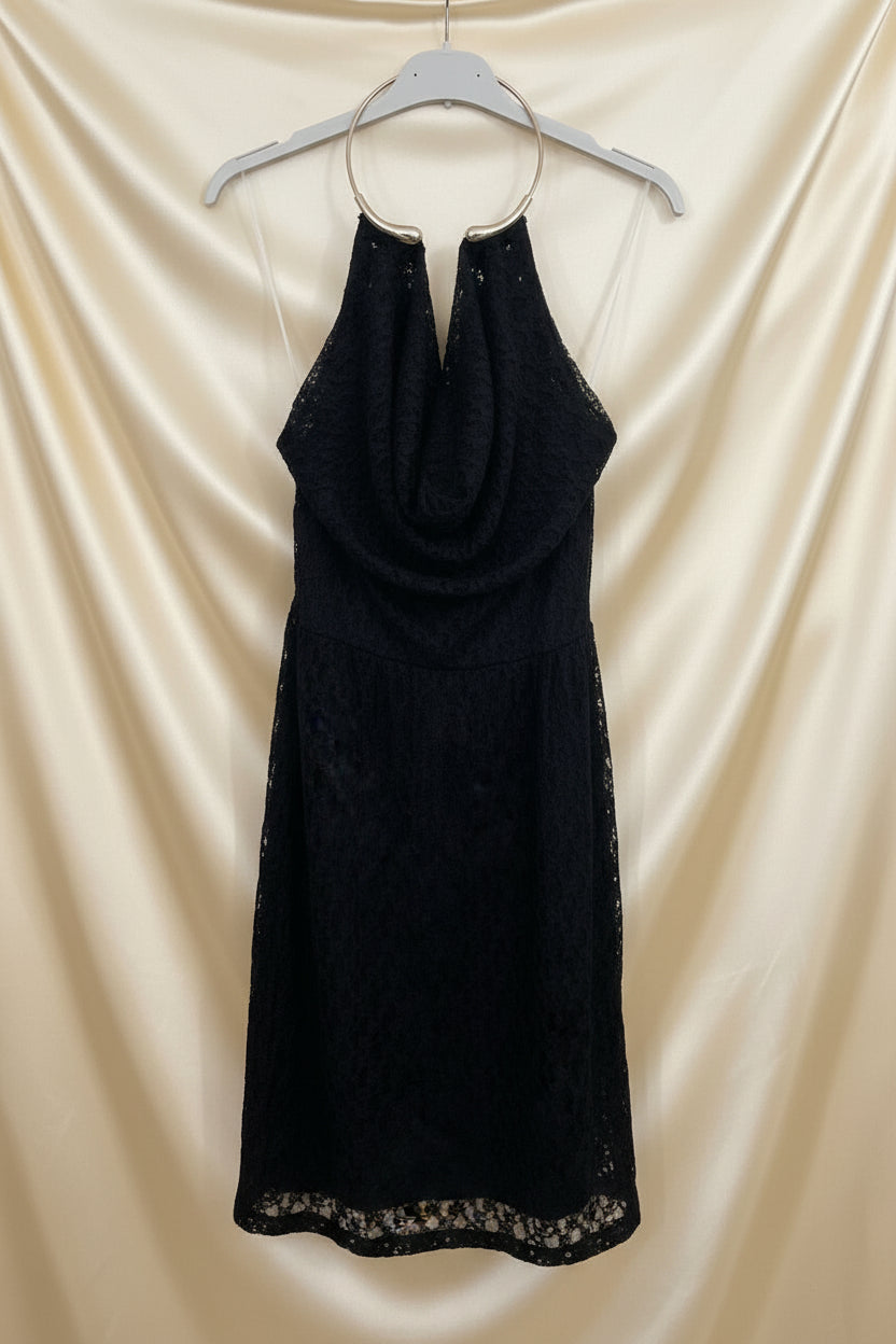 Abito midi in pizzo bianco panna con collana ad anello rigido dorato e scollo a cascata
