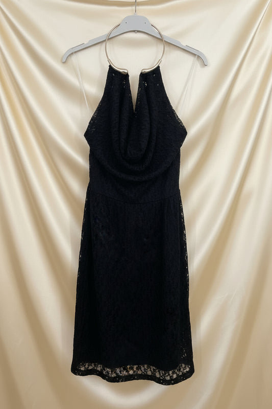 Abito midi in pizzo bianco panna con collana ad anello rigido dorato e scollo a cascata