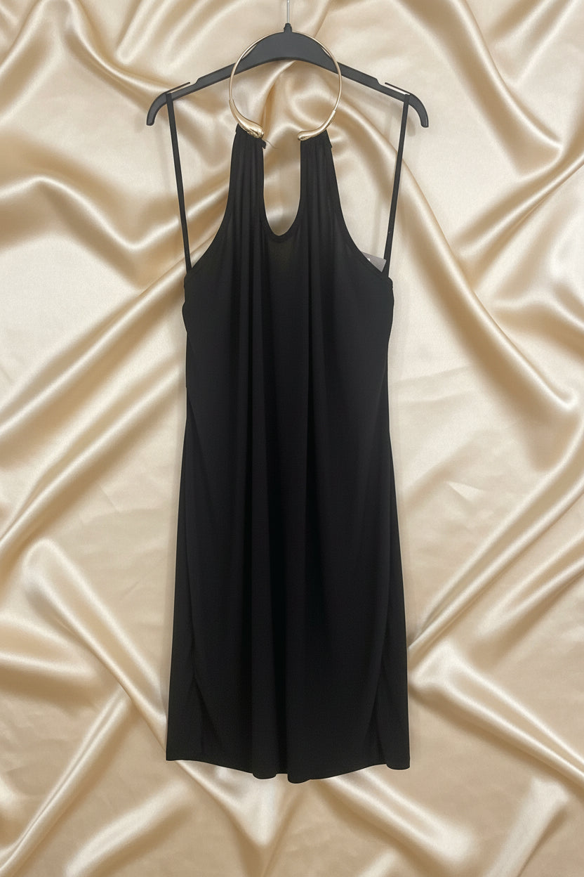 Abito nero con collana ad anello dorato integrata - vista frontale