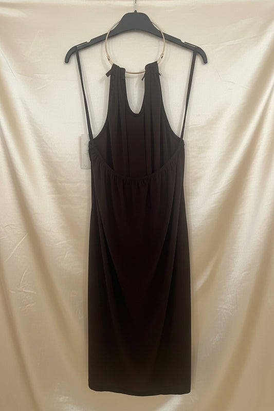 Abito nero con collana ad anello dorato integrata - vista posteriore