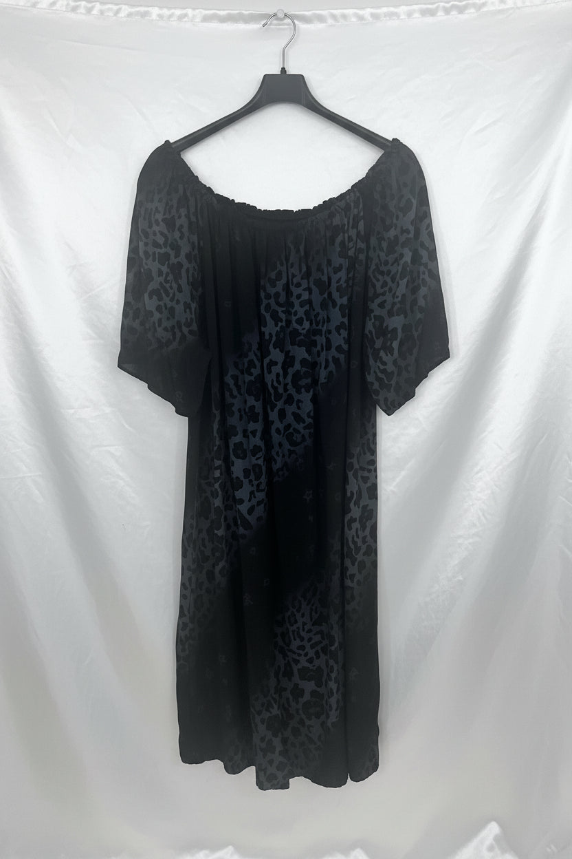Abito midi nero off-shoulder con stampa animalier in rilievo tono su tono