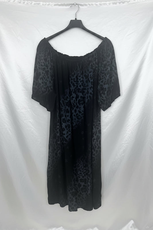 Abito midi nero off-shoulder con stampa animalier in rilievo tono su tono
