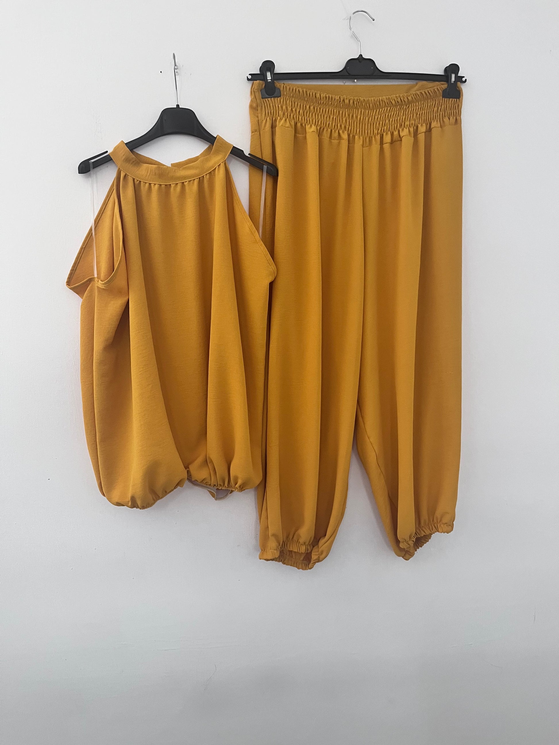 Coordinato giallo ocra top cold shoulder e pantalone harem