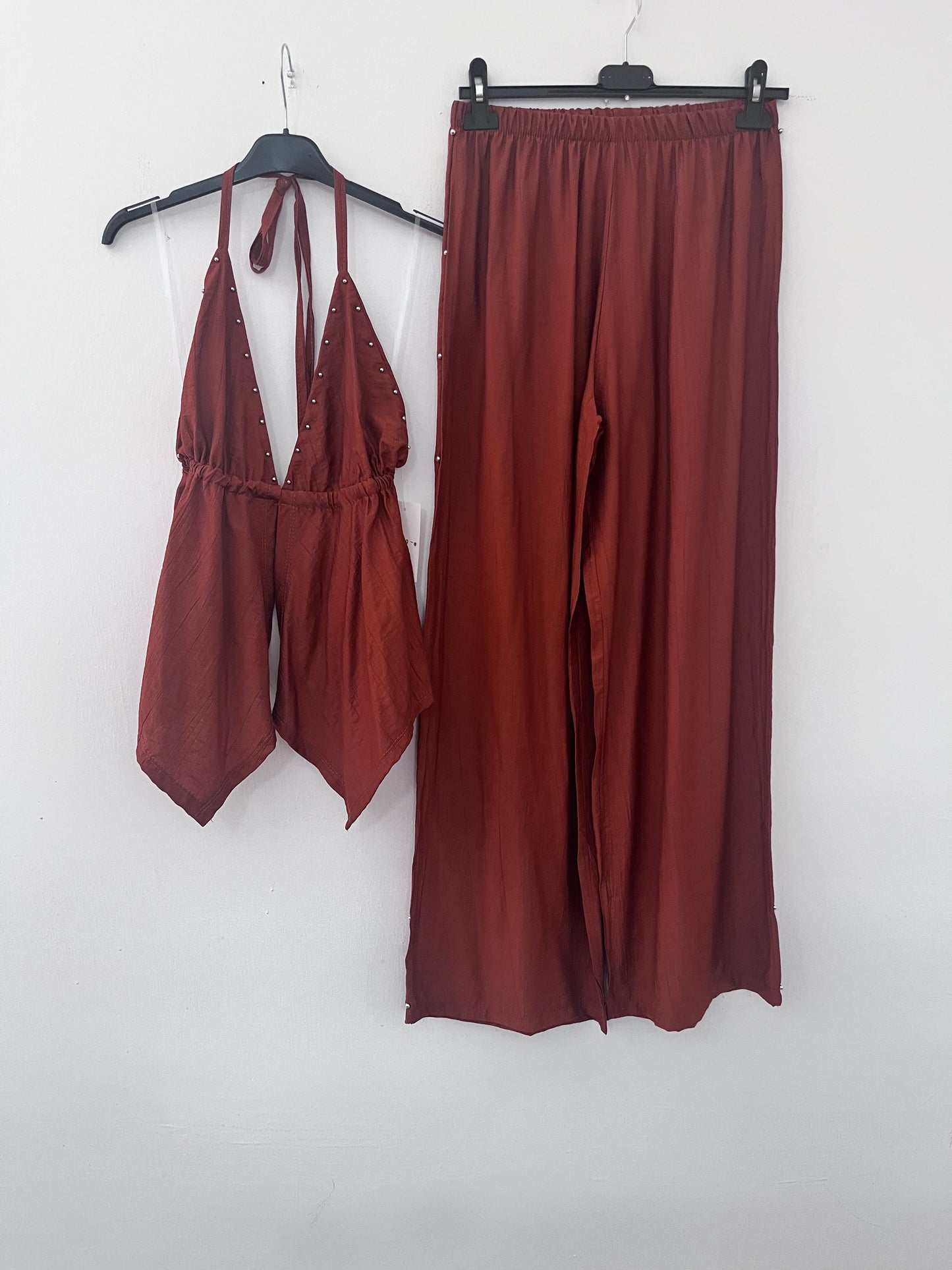 Coordinato bordeaux top halter con borchie e pantalone wide leg