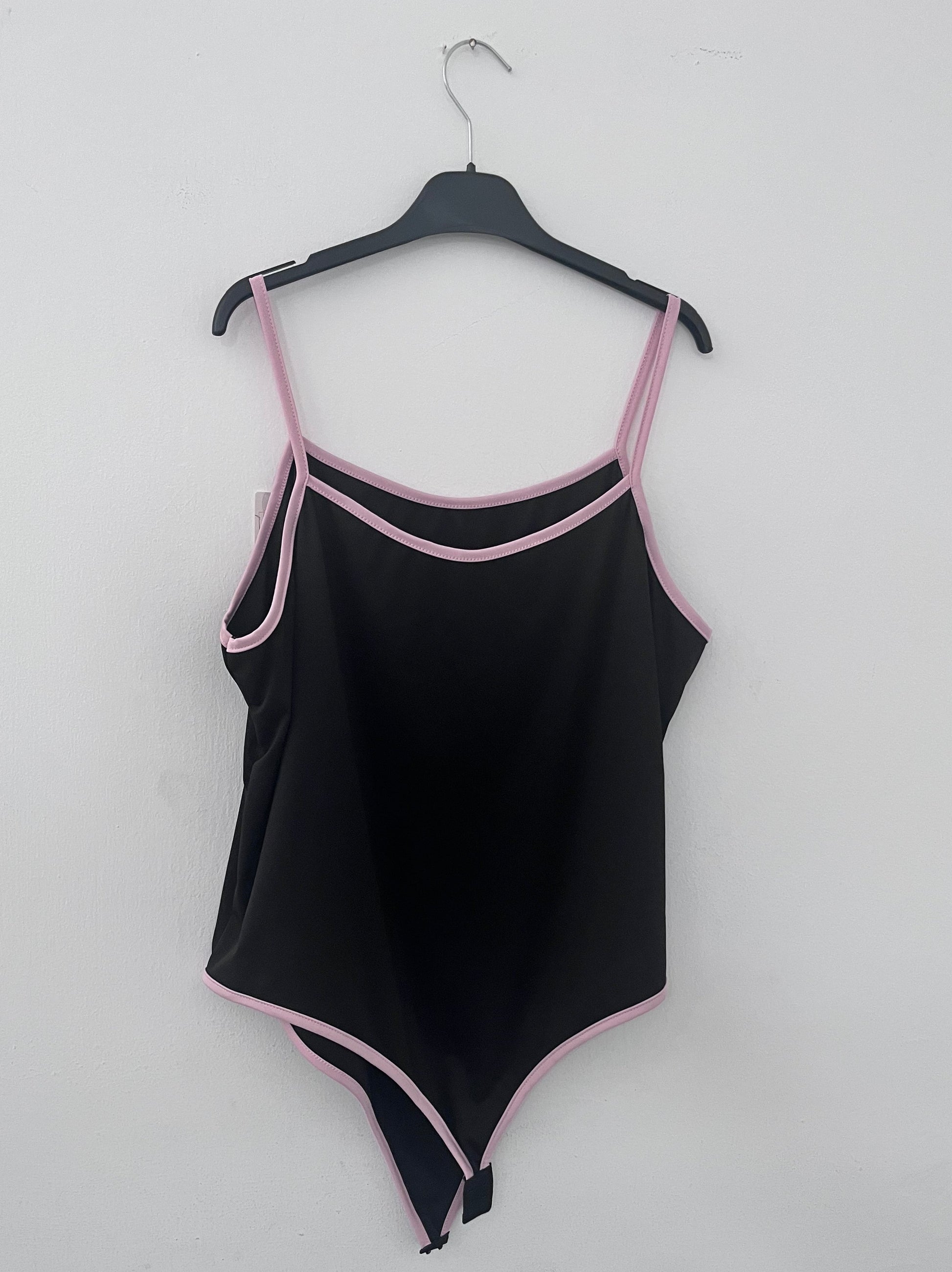 Body nero con bretelle sottili e profilo rosa