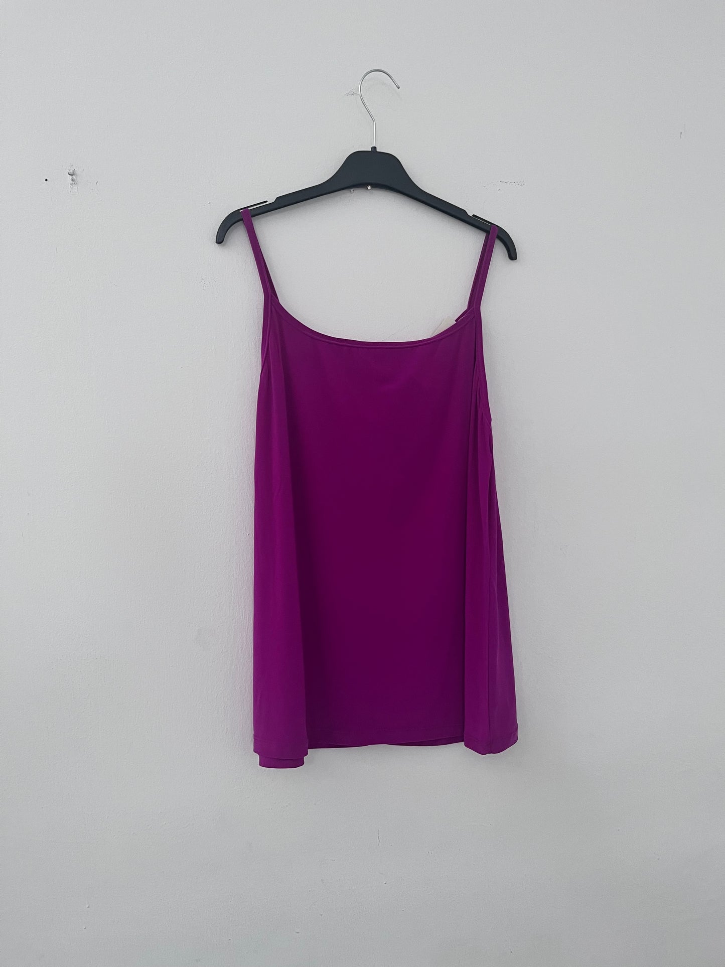 Top canotta viola con spalline sottili e scollo tondo