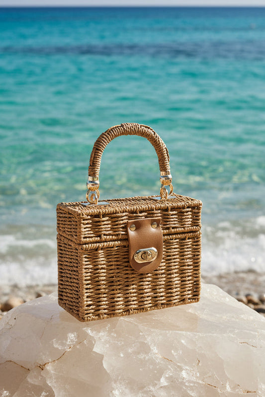 Borsa box in paglia intrecciata con chiusura a scatto e manico rigido