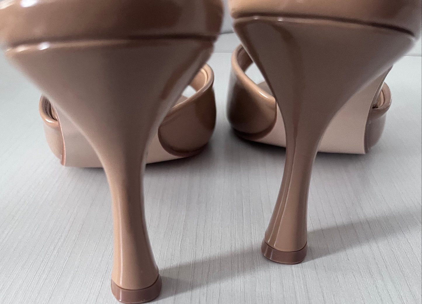 Mules vernice nude - tacco a spillo, vista posteriore