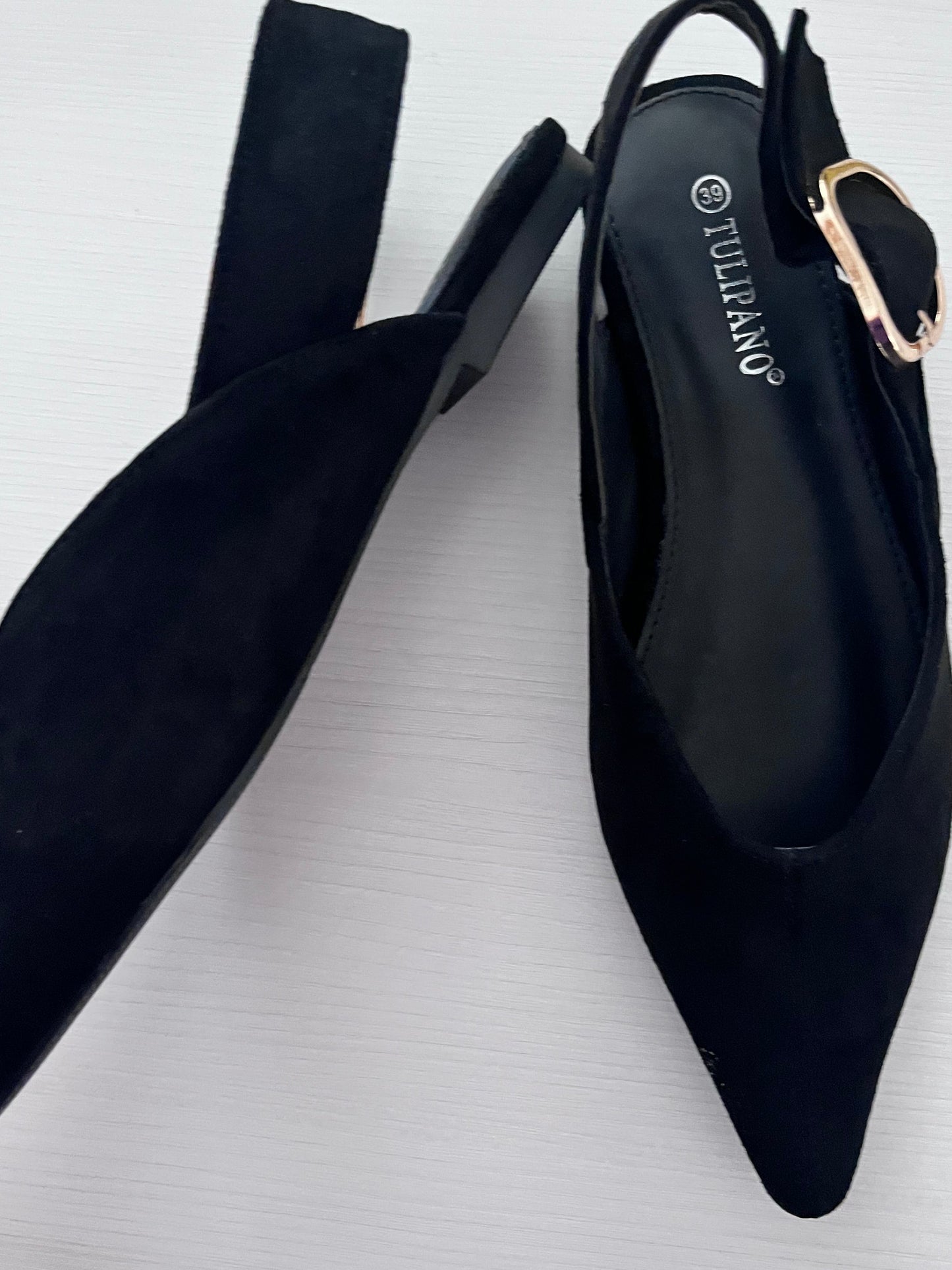 Slingback autunnali color nero con fibbia dorata