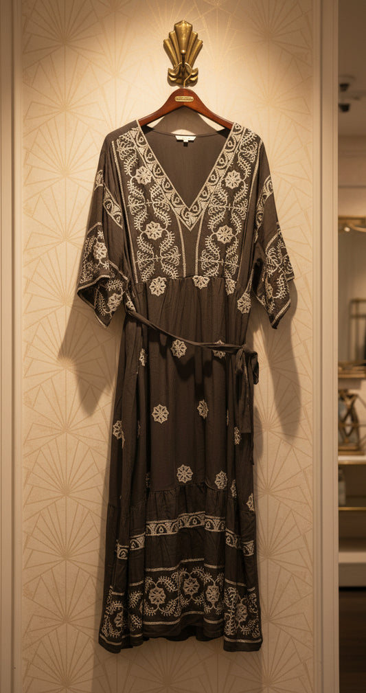 Abito lungo boho grigio con ricami etnici bianchi