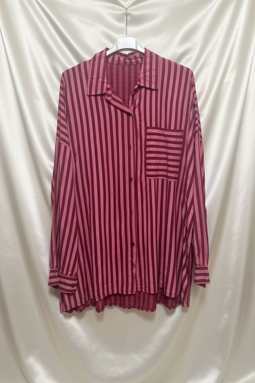 Camicia oversize a righe rosa e bordeaux con taschino e maniche lunghe