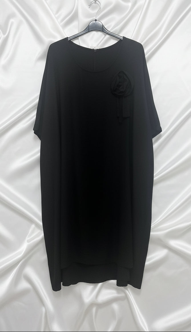 Abito midi oversize nero con maniche a pipistrello