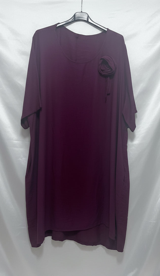 Abito midi oversize prugna con maniche a pipistrello e applicazione floreale