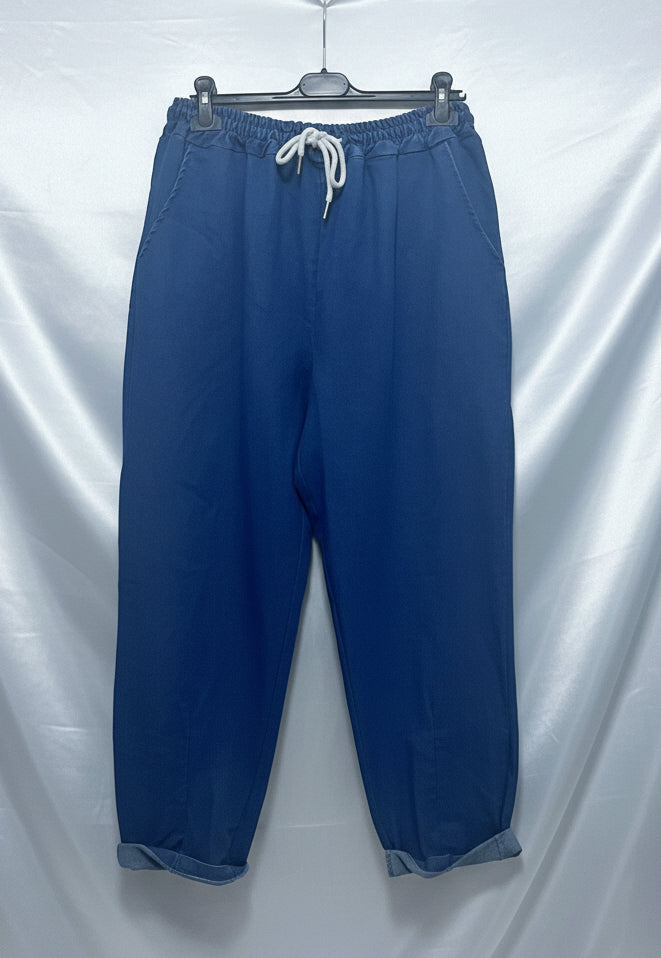 Pantaloni jogger in denim leggero blu con coulisse bianca e risvolto alla caviglia