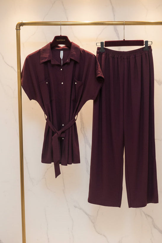 Completo due pezzi prugna: camicia con nodo e pantaloni a gamba larga