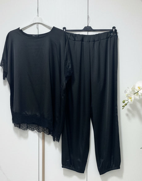 Completo due pezzi nero in raso: top con bordo pizzo e pantaloni a gamba larga