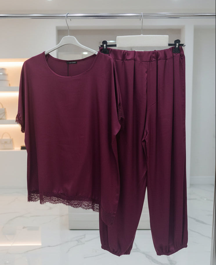 Completo due pezzi bordeaux/prugna in raso: top con bordo pizzo e pantaloni a gamba larga