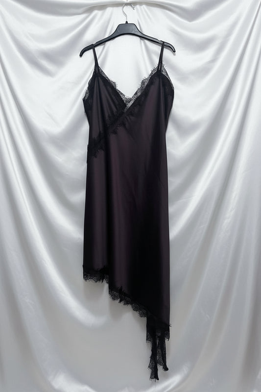 Slip dress nero con scollo a V in pizzo e orlo asimmetrico