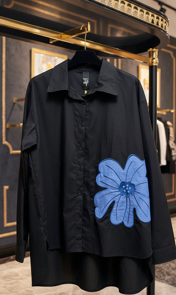 Camicia oversize nera con applicazione floreale blu
