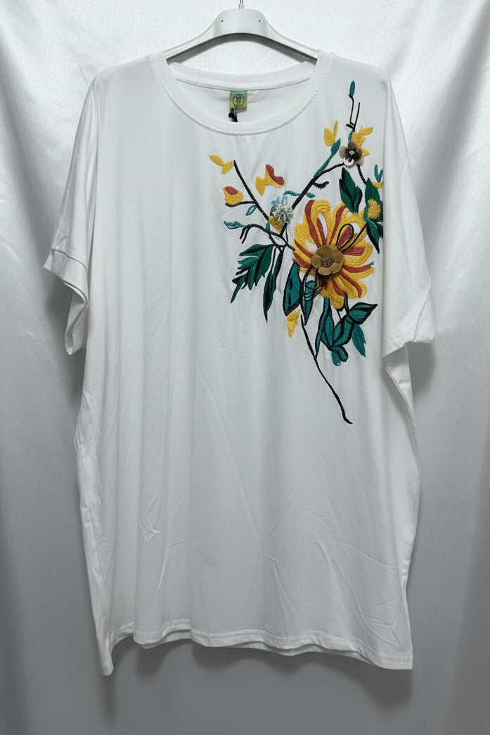 T-shirt oversize bianca con ricamo floreale giallo