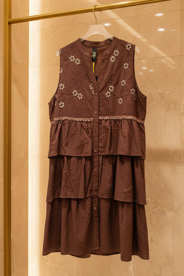 Vestito marrone con ricami floreali, perline e gonna a balze a strati