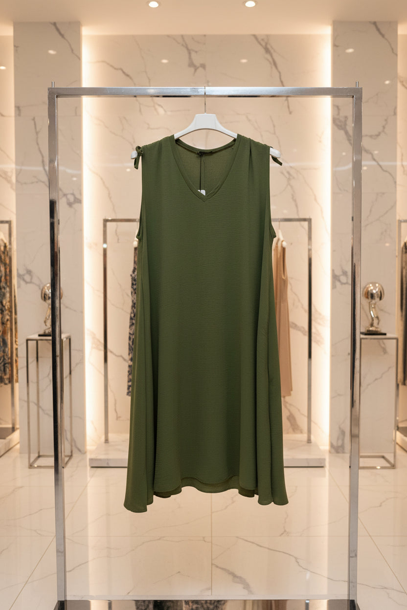 Vestito verde militare scollo a V con laccetto e silhouette a trapezio