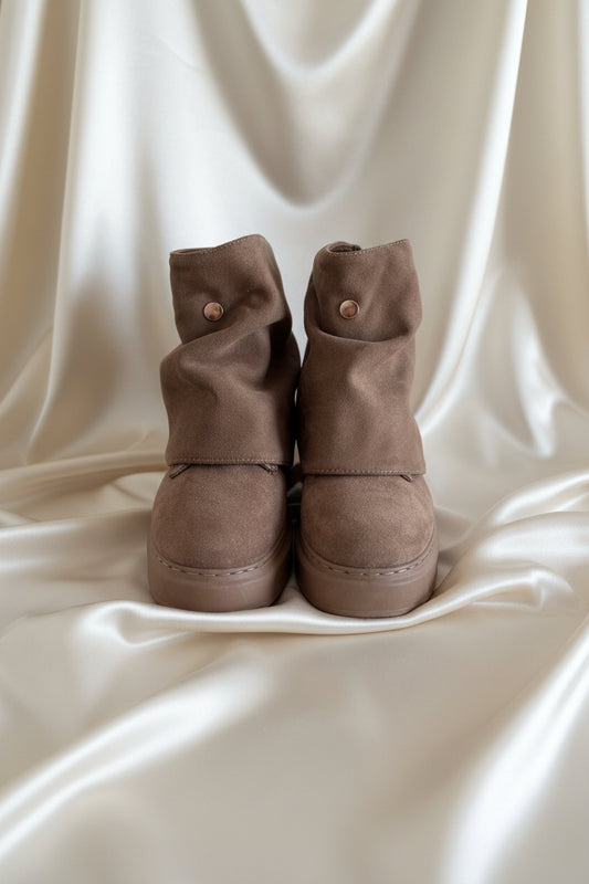 Stivaletti taupe con borchia - vista frontale