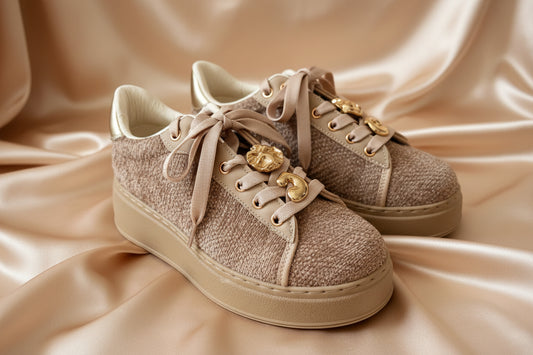 Sneakers bouclé tortora - dettaglio charm e lacci