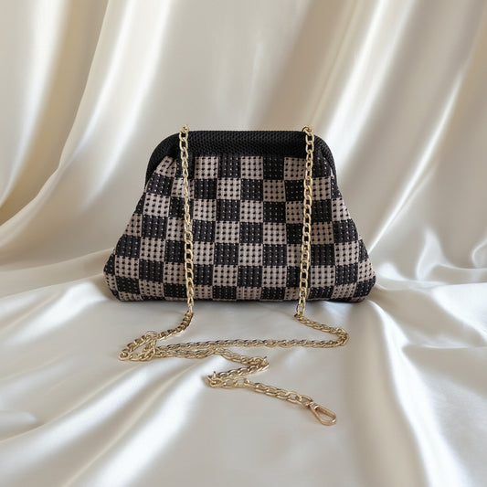 Pochette a scacchi nera e beige con catena dorata - vista frontale