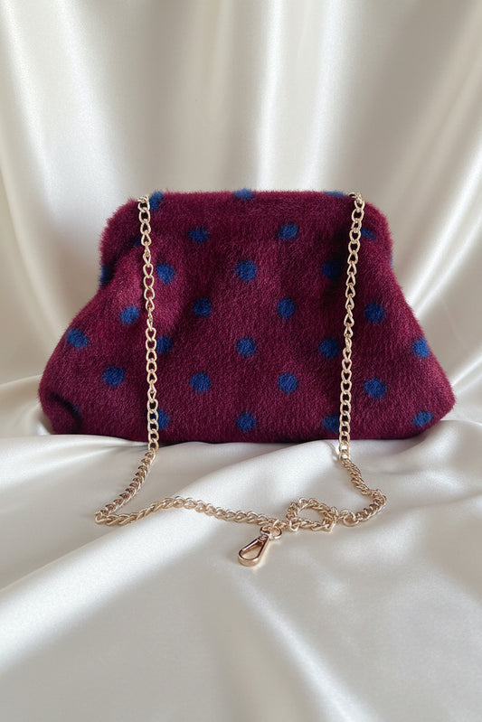 Clutch a pelo bordeaux con pois blu e catena dorata