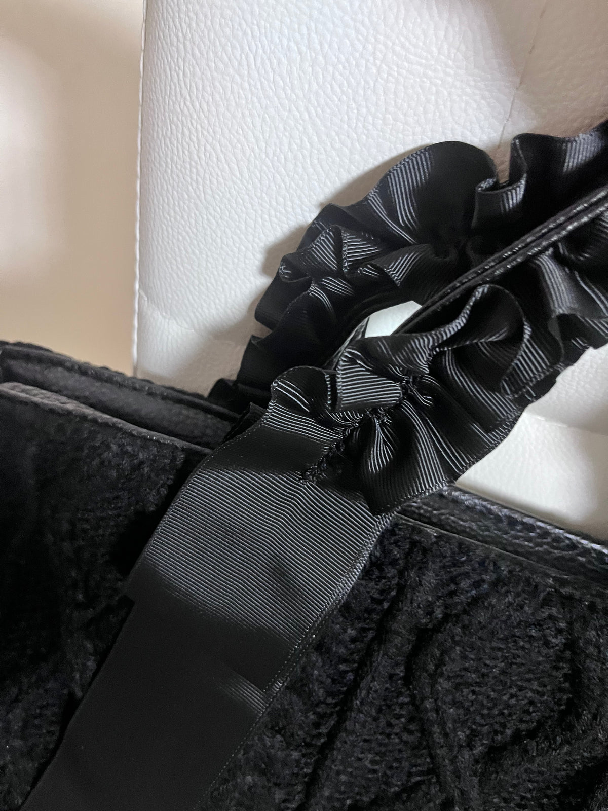 Dettaglio manici arricciati e fiocco in grosgrain