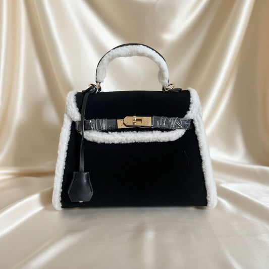 Borsa kelly nera con bordura shearling bianco - vista frontale