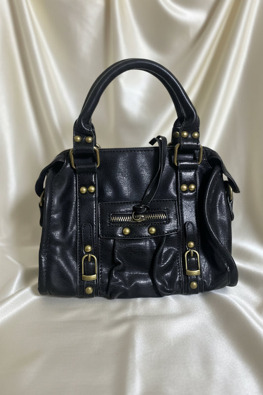 Borsa nera vintage con borchie ottone e zip - vista frontale
