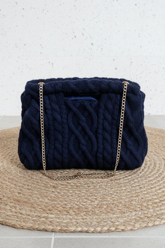 Borsa morbida blu navy a trecce con catena dorata - vista frontale