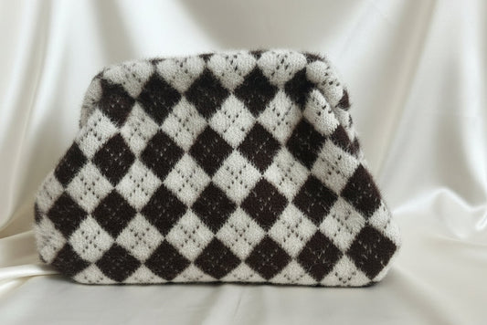 Clutch morbida a scacchi bianco e nero in pelo soffice - vista frontale