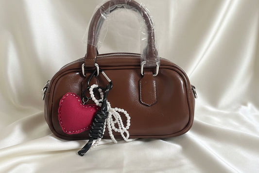Mini bowling bag marrone con charm cuore rosa e perle - vista frontale