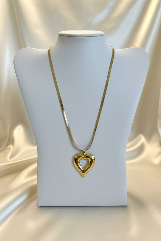 Collana cuore aperto dorato con catena snake piatta su espositori