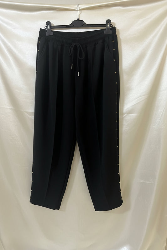 Pantaloni harem neri con borchie - vista laterale dettaglio borchie