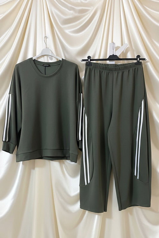Completo due pezzi verde militare con triple bande bianche - felpa e pantalone wide leg