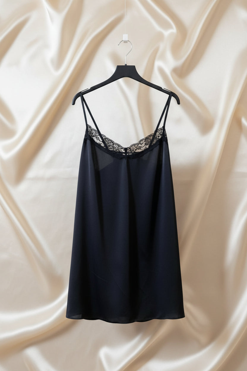 Top canotta satinato nero con pizzo al décolleté e doppio spallino