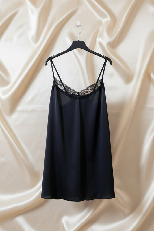 Top canotta satinato nero con pizzo al décolleté e doppio spallino