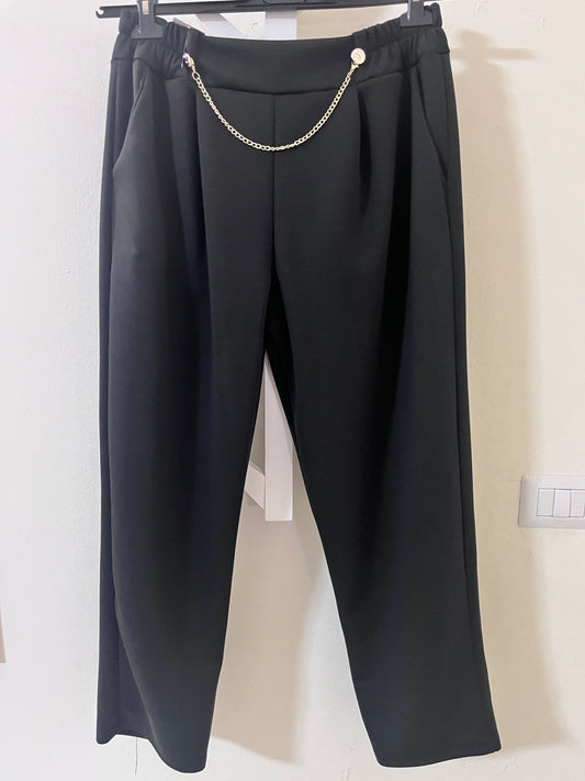 Pantaloni eleganti neri con catena gioiello argentata in vita - vista frontale