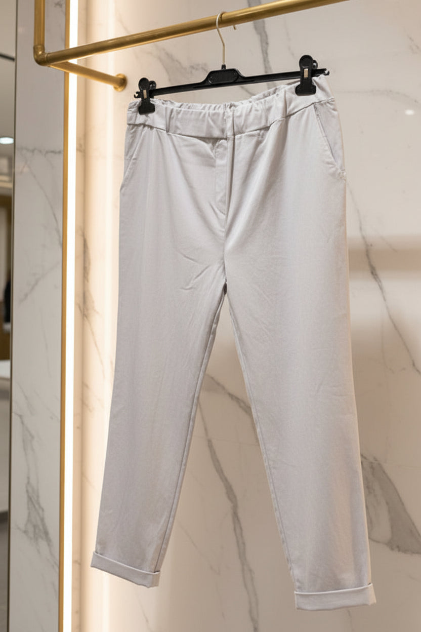 Pantaloni morbidi grigio chiaro con doppia fascia in vita e risvolto all'orlo - vista frontale
