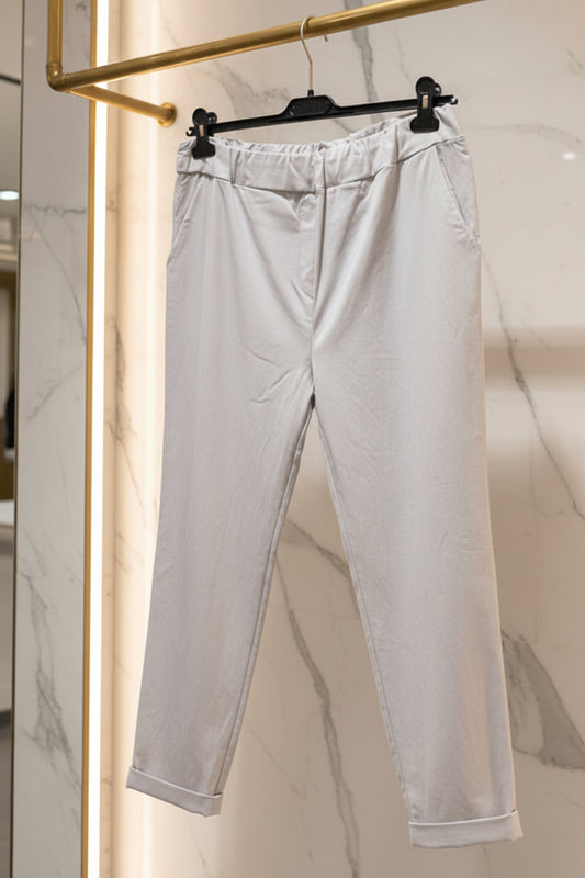 Pantaloni morbidi grigio chiaro con doppia fascia in vita e risvolto all'orlo - vista frontale