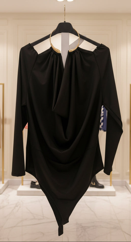 Top drappeggiato nero con anello metallico dorato